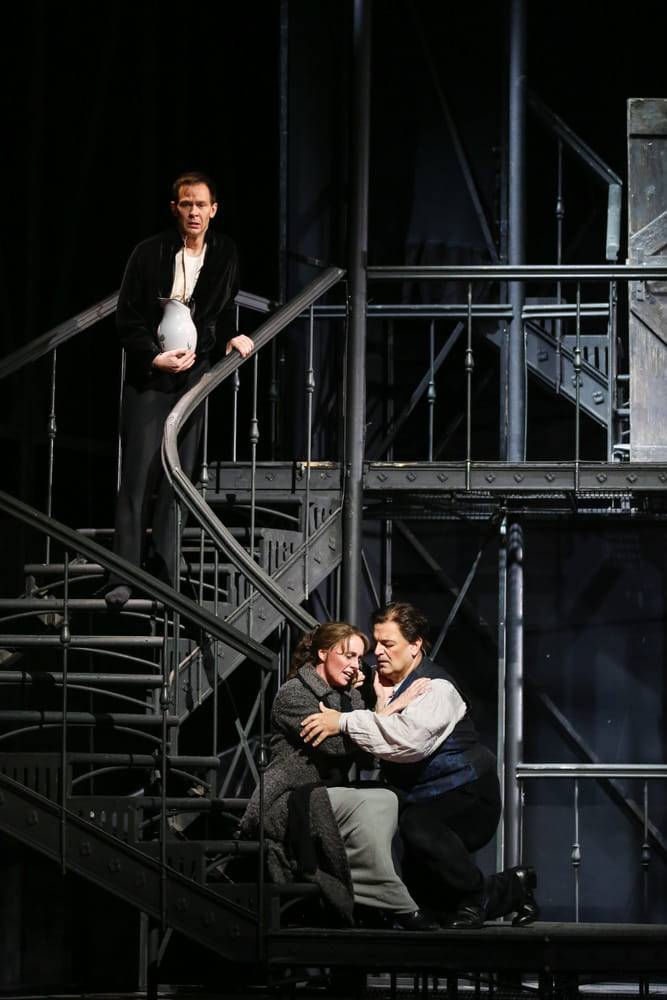 Szymon Komasa (Schaunard), Anett Fritsch (Mimì), Giorgio Berrugi (Rodolfo)
