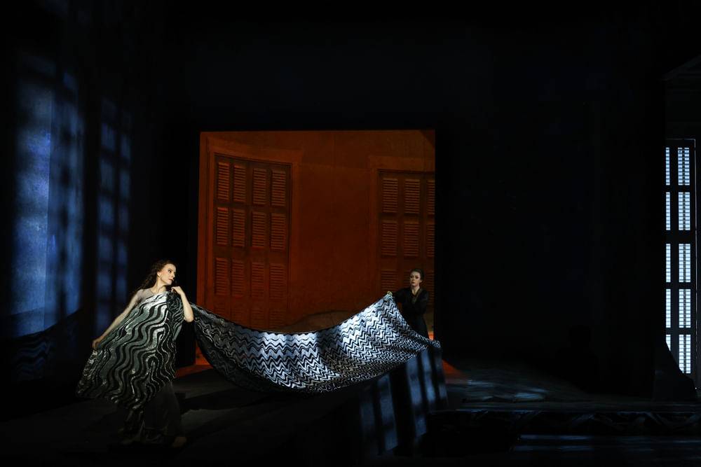 Astrid Kessler (Salome), Stephanie Maitland (Page)