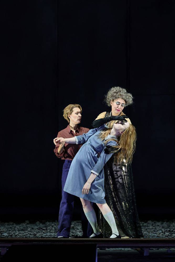 Annelie Sophie Müller (Anna, Tochter von Mahler), Annette Dasch (Alma Mahler-Gropius-Werfel), Lauren Urquhart (Manon, Tochter von Gropius)