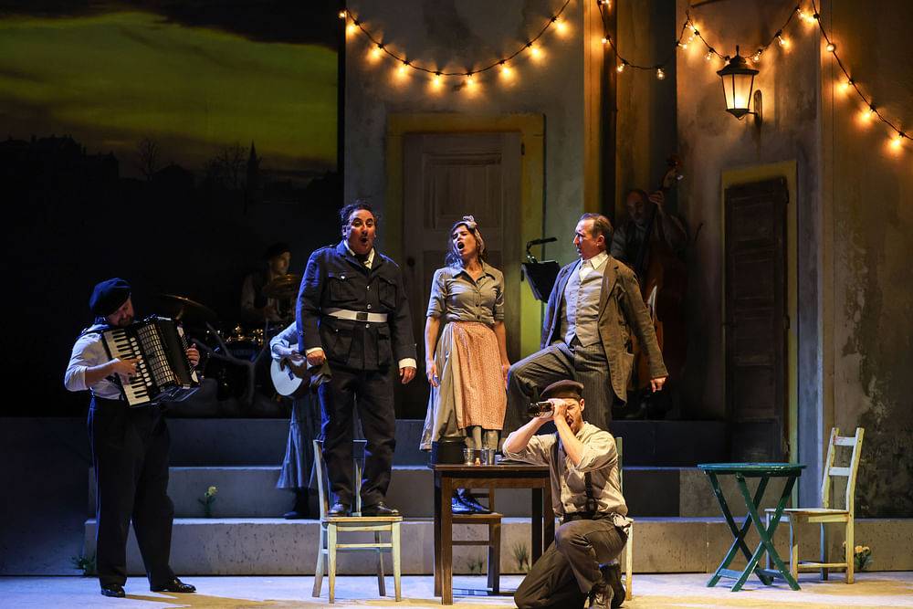 Helmut Stippich (Akkordeon), Florian Carove (Joseph, der Gendarm), Julia Koci (Jeanne, Maries Mutter), Nicolaus Hagg (Louis, der Lehrer), Peter Lesiak (Marcel Lebrac, Lebracs Vater)