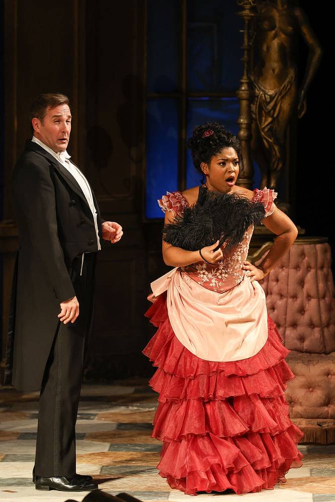 Carsten Süss (Gabriel von Eisenstein), Jaye Simmons (Adele)