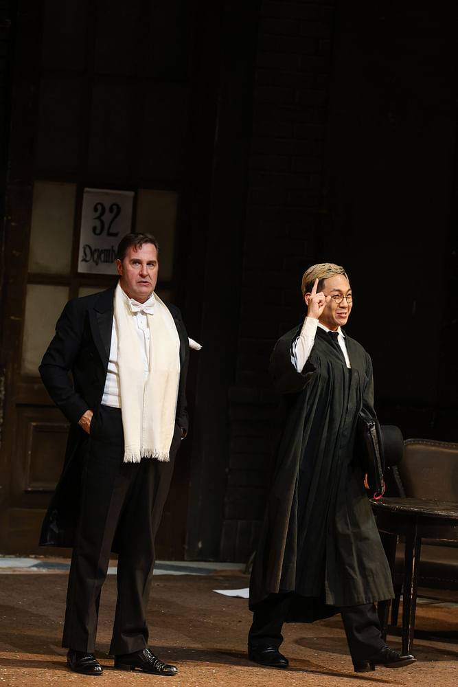 Carsten Süss (Gabriel von Eisenstein), Seiyoung Kim (Dr. Blind)