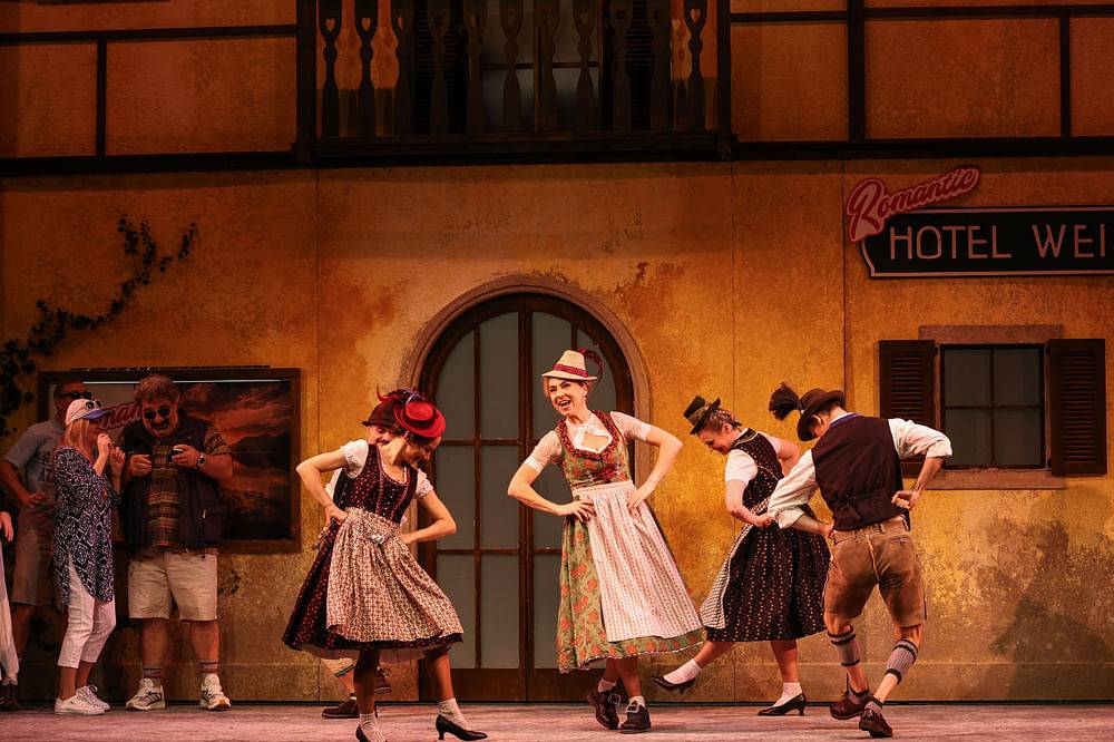 Annette Dasch (Josepha Vogelhuber, Wirtin), Ensemble