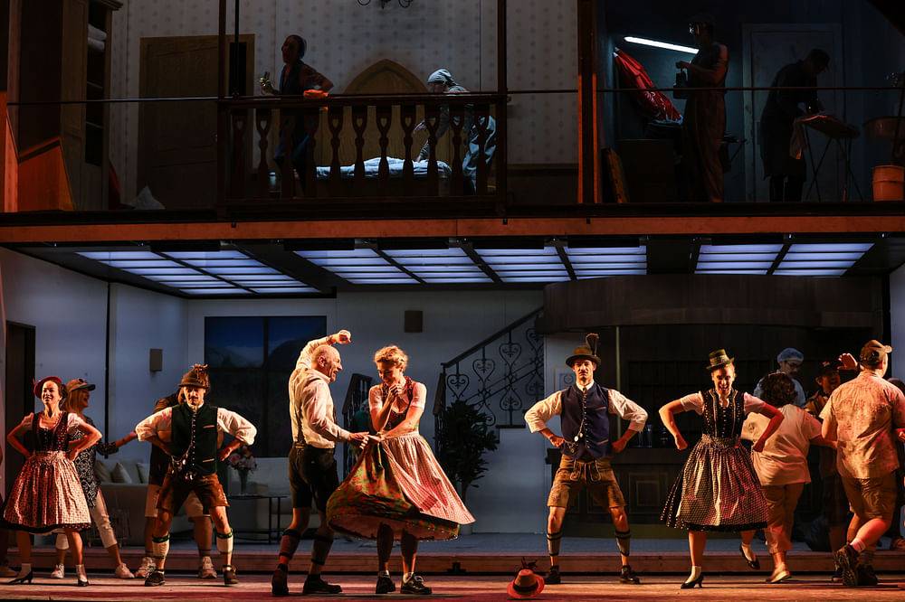 Götz Schubert (Wilhelm Giesecke), Annette Dasch (Josepha Vogelhuber, Wirtin), Ensemble