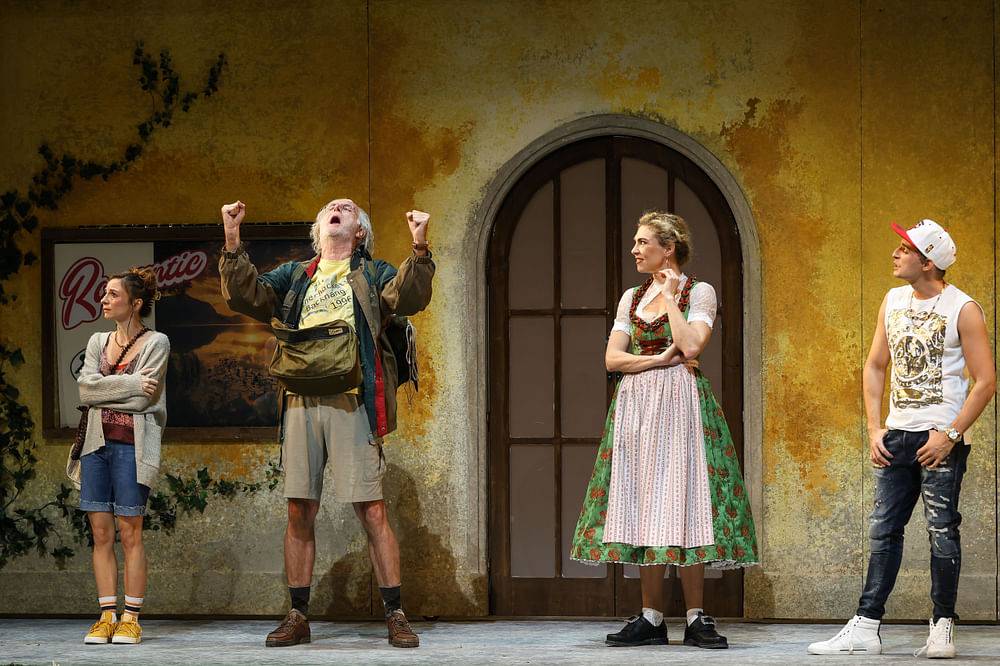 Julia Edtmeier (Klärchen), Harald Schmidt (Prof. Dr. Hinzelmann), Annette Dasch (Josepha Vogelhuber, Wirtin), Oliver Liebl (Sigismund Sülzheimer) 