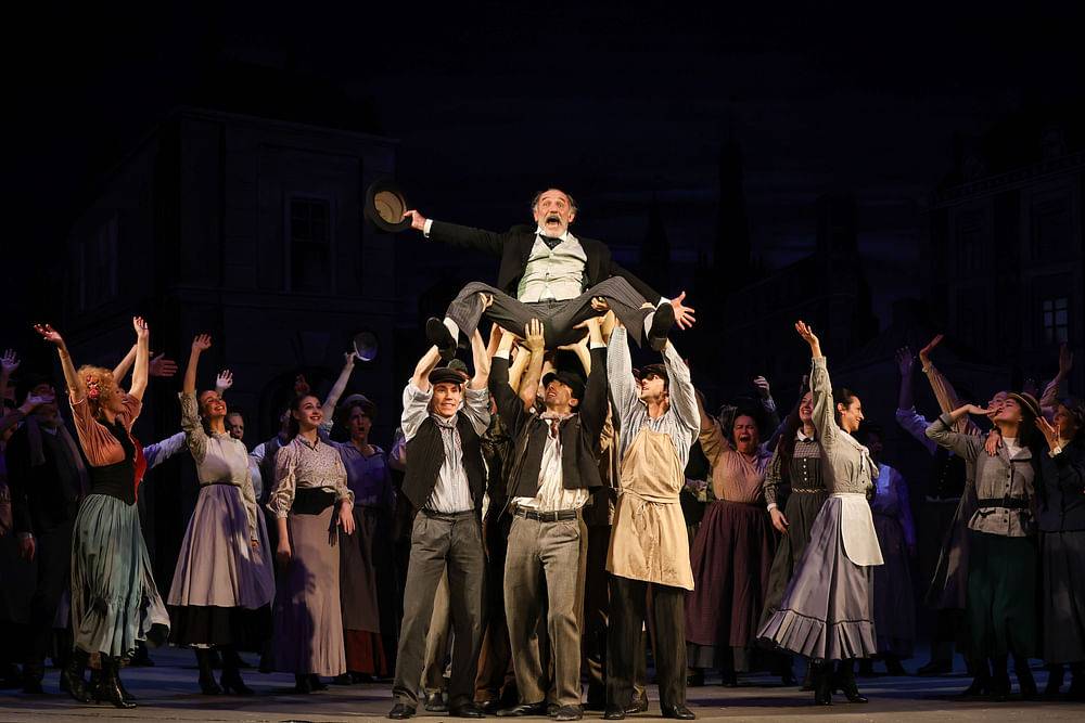 Karl Markovics (Alfred P. Doolittle), Wiener Staatsballett, Chor der Volksoper Wien, Ensemble