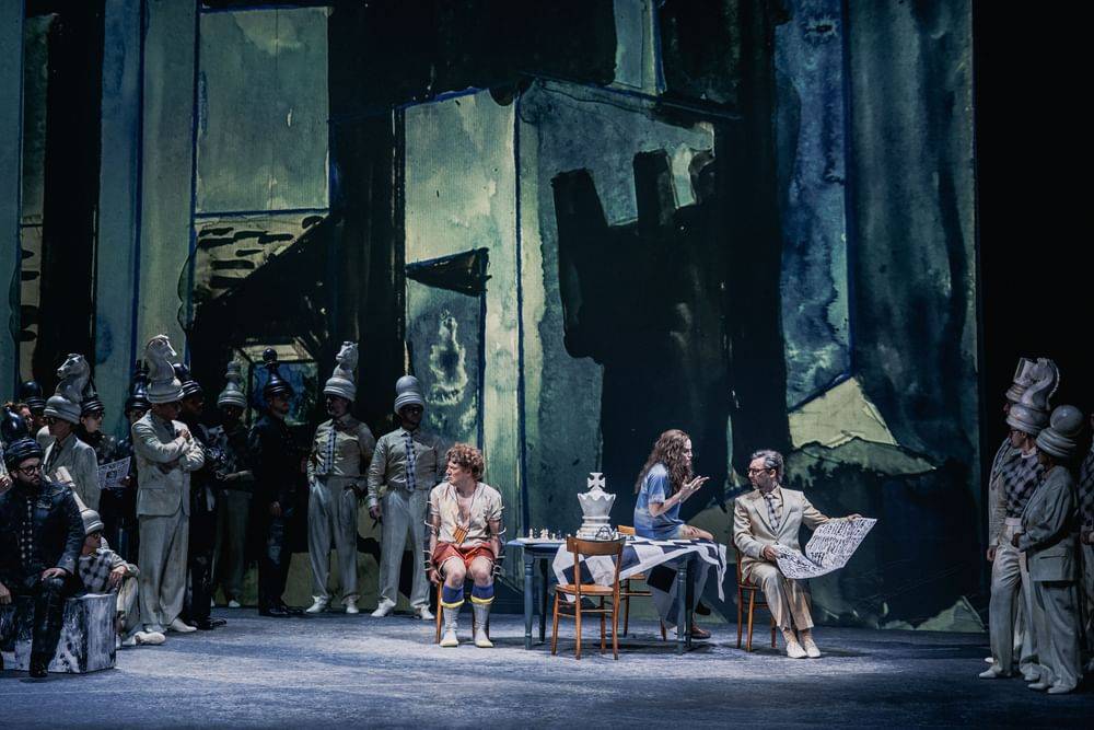Daniel Schmutzhard (Papageno), Rebecca Nelsen (Pamina), Stefan Cerny (Sarastro), Chor der Volksoper Wien - © Marco Sommer/Volksoper Wien Daniel Schmutzhard (Papageno), Rebecca Nelsen (Pamina), Stefan Cerny (Sarastro), Chor der Volksoper Wien