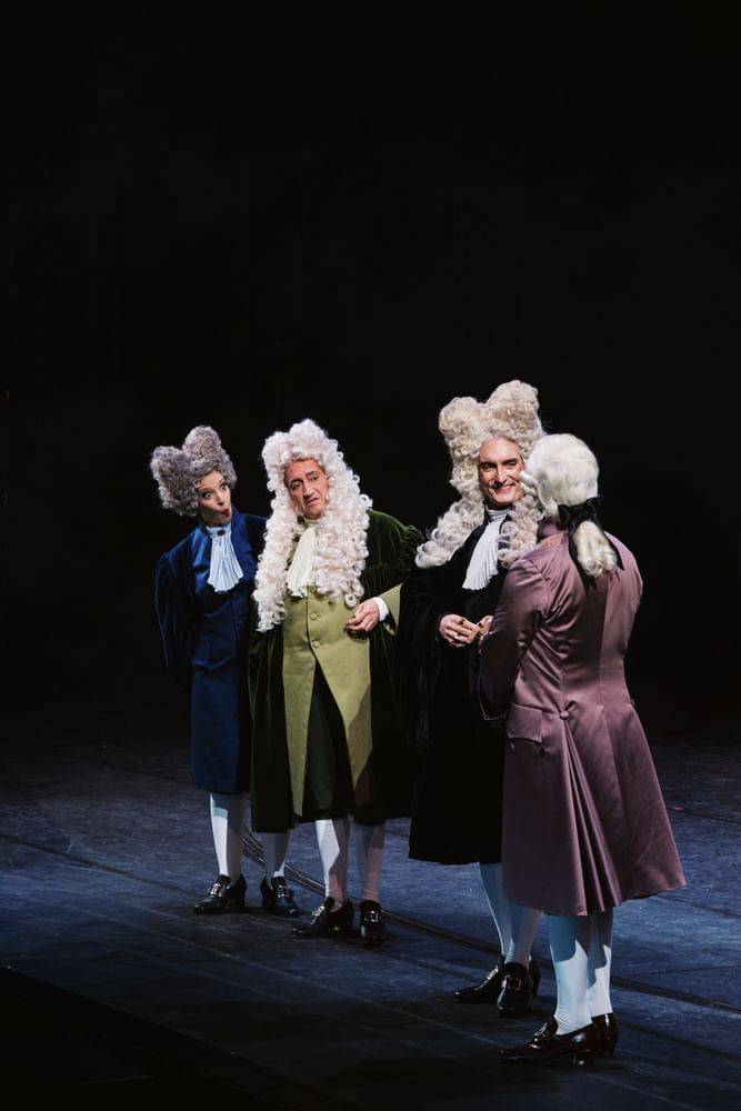 Ursula Pfitzner (Giorgia Testaccio), Nicolaus Hagg (Stefano Barbaruccio), Marco Di Sapia (Bartolomeo Delacqua), Lucian Krasznec (Guido, Herzog von Urbino) - © Marco Sommer/Volksoper Wien Ursula Pfitzner (Giorgia Testaccio), Nicolaus Hagg (Stefano Barbaruccio), Marco Di Sapia (Bartolomeo Delacqua), Lucian Krasznec (Guido, Herzog von Urbino)