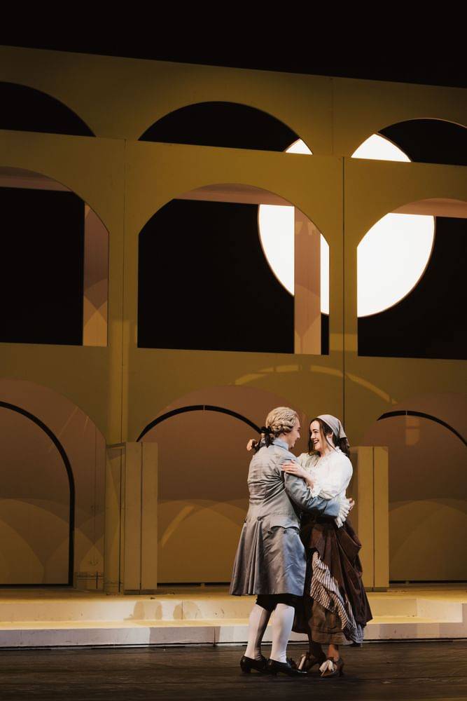 David Kerber (Caramello), Lauren Urquhart (Annina) - © Marco Sommer/Volksoper Wien David Kerber (Caramello), Lauren Urquhart (Annina)