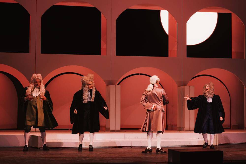 Andreas Patton (Stefano Barbaruccio), Marco Di Sapia (Bartolomeo Delacqua), Lucian Krasznec (Guido, Herzog von Urbino), Ursula Pfitzner (Giorgia Testaccio) - © Marco Sommer/Volksoper Wien Andreas Patton (Stefano Barbaruccio), Marco Di Sapia (Bartolomeo Delacqua), Lucian Krasznec (Guido, Herzog von Urbino), Ursula Pfitzner (Giorgia Testaccio)