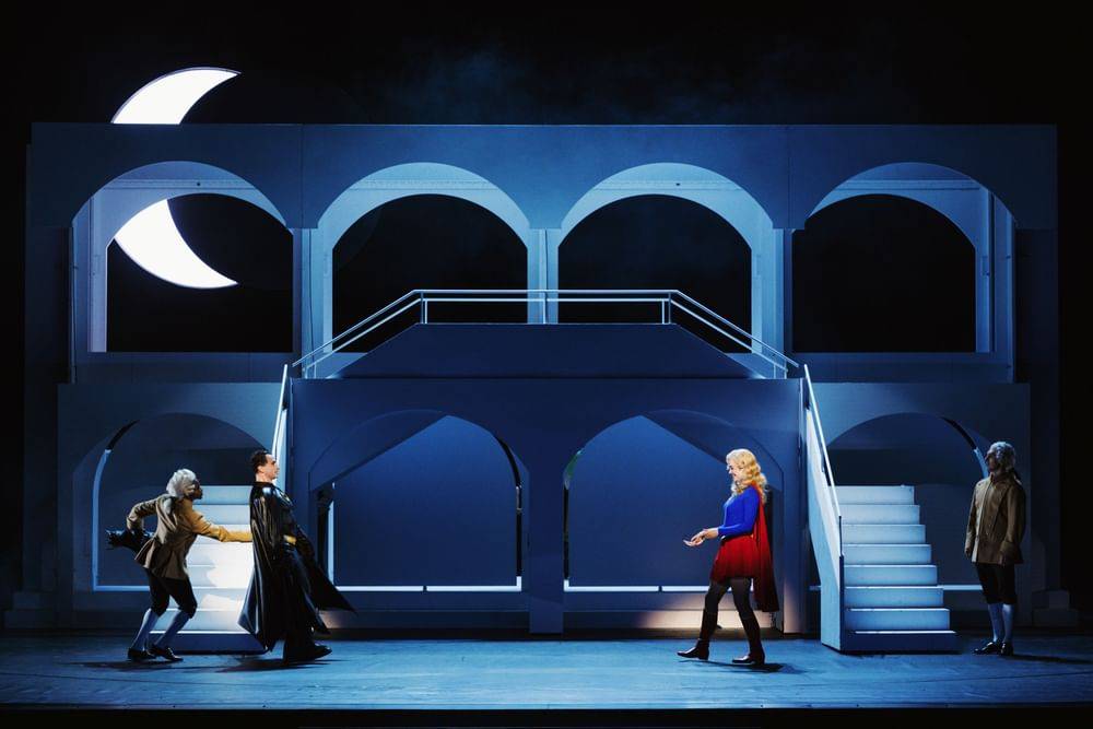 William Briscoe-Peake (Balbi, Diener des Herzogs), Lucian Krasznec (Guido, Herzog von Urbino), Lauren Urquhart (Annina), Gabor Oberegger (Centurio, Diener des Herzogs) - © Marco Sommer/Volksoper Wien William Briscoe-Peake (Balbi, Diener des Herzogs), Lucian Krasznec (Guido, Herzog von Urbino), Lauren Urquhart (Annina), Gabor Oberegger (Centurio, Diener des Herzogs)