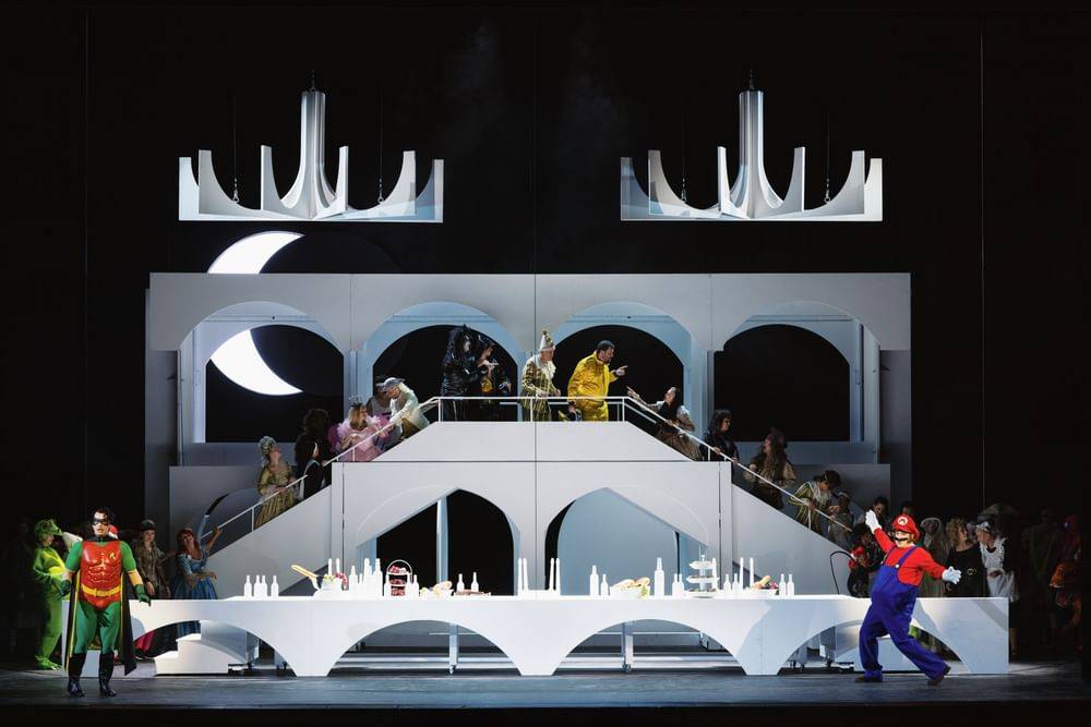 David Kerber (Caramello), Jakob Semotan (Pappacoda), Chor der Volksoper Wien - © Marco Sommer/Volksoper Wien David Kerber (Caramello), Jakob Semotan (Pappacoda), Chor der Volksoper Wien