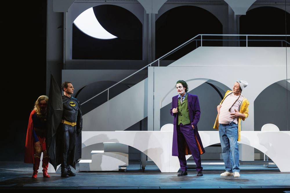 Lauren Urquhart (Annina), Lucian Krasznec (Guido, Herzog von Urbino), Marco Di Sapia (Bartolomeo Delacqua), Andreas Patton (Stefano Barbaruccio) - © Marco Sommer/Volksoper Wien Lauren Urquhart (Annina), Lucian Krasznec (Guido, Herzog von Urbino), Marco Di Sapia (Bartolomeo Delacqua), Andreas Patton (Stefano Barbaruccio)