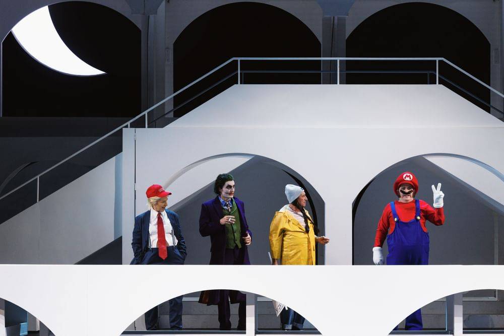 Ursula Pfitzner (Giorgia Testaccio), Marco Di Sapia (Bartolomeo Delacqua), Nicolaus Hagg (Stefano Barbaruccio), Jakob Semotan (Pappacoda) - © Marco Sommer / Volksoper Wien Ursula Pfitzner (Giorgia Testaccio), Marco Di Sapia (Bartolomeo Delacqua), Nicolaus Hagg (Stefano Barbaruccio), Jakob Semotan (Pappacoda)