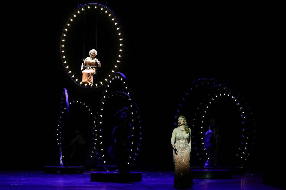 Ulrike Steinsky (Heidi Schiller), Alexandra Flood (Junge Heidi)