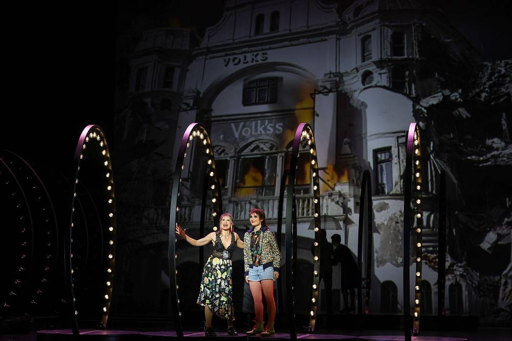 Julia Koci (Hattie Walker), Angelika Ratej (Junge Hattie)