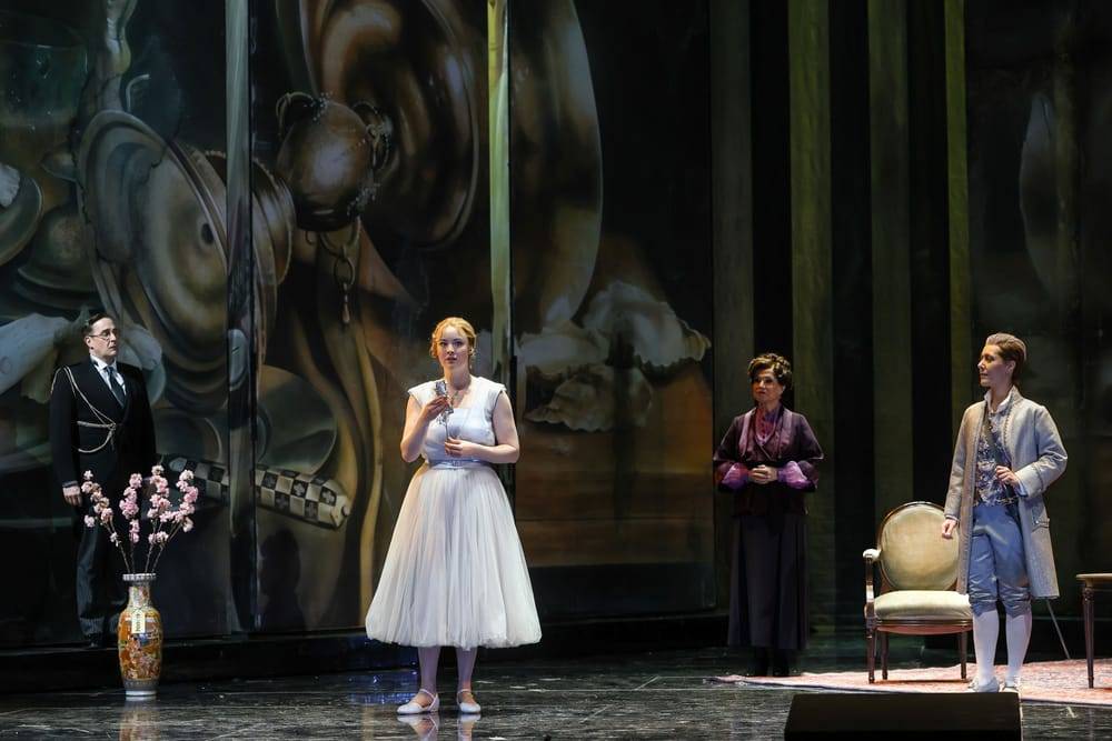Carsten Süss (Haushofmeister bei Faninal), Lauren Urquhart (Sophie), Ulrike Steinsky (Jungfer Marianne Leitmetzerin), Annelie Sophie Müller (Octavian) 
