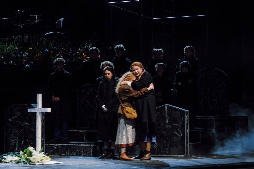 Hannah Severin (Ilse), Isabel Saris (Martha), Ensemble