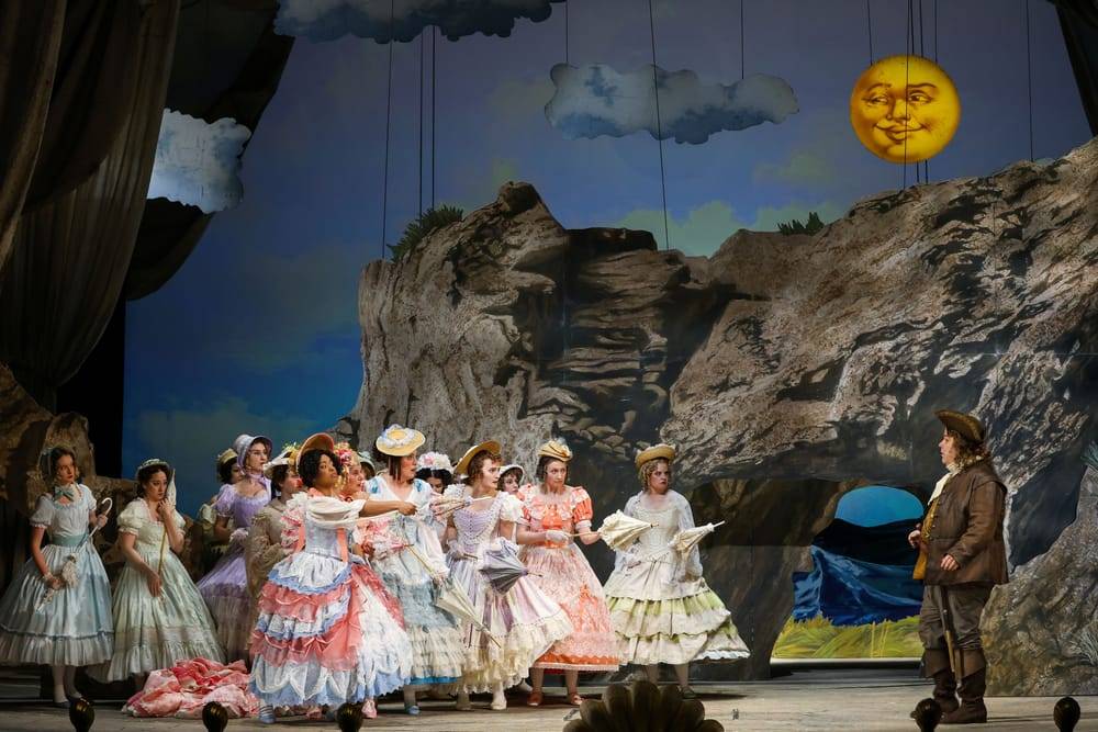 Jaye Simmons (Edith), Nicole Chévalier (Mabel), Camilla Seale (Kate), Lucy Hopkins (Gillian Gilbert), Timothy Fallon (Frederic), Chor der Volksoper Wien