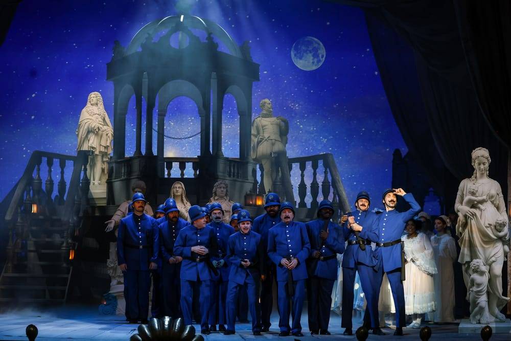 Gerhard Kasal (Polizist 3), Kevin Perry (Polizist 2), Aaron Pendleton (Polizist 5), Nicolaus Hagg (Polizist 6), Smelo Mahlangu (Polizist 4), Georg Wacks (Polizist 1), Stefan Cerny (Der Polizeisergeant), Ensemble, Chor der Volksoper Wien 