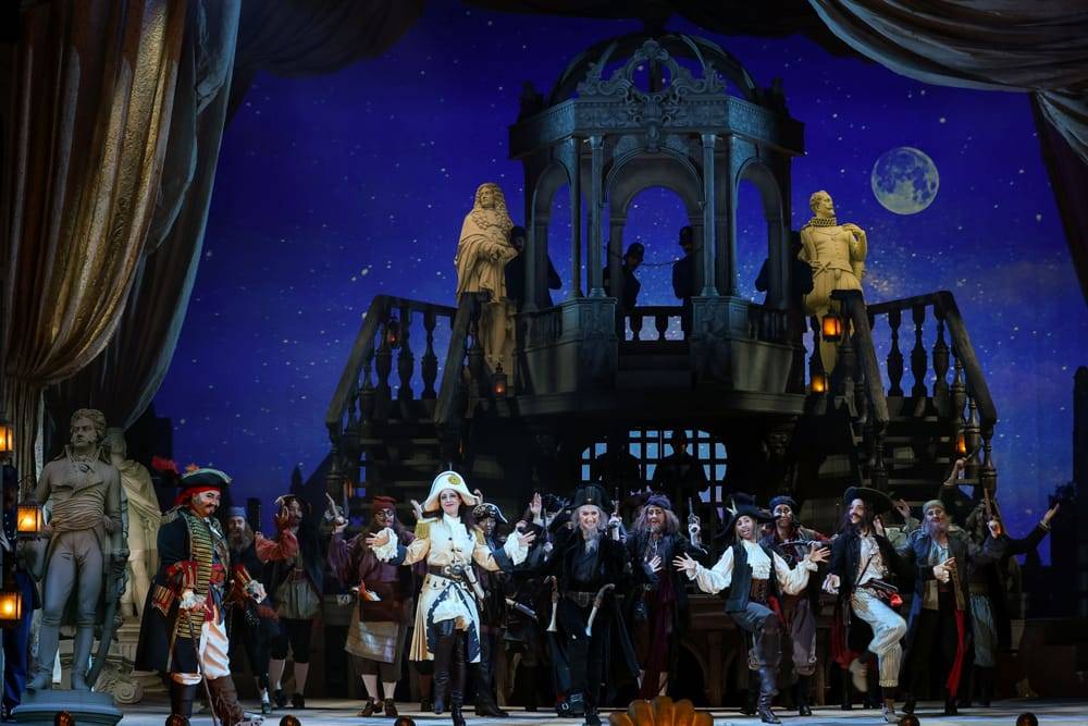 Katia Ledoux (Piratenkönig), Johanna Arrouas (Ruth), Ensemble, Chor