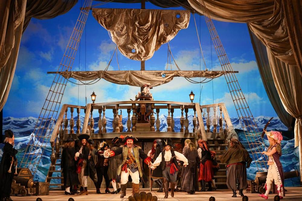 Katia Ledoux (Piratenkönig), Jeanne Lenoble (Ariel), Ensemble