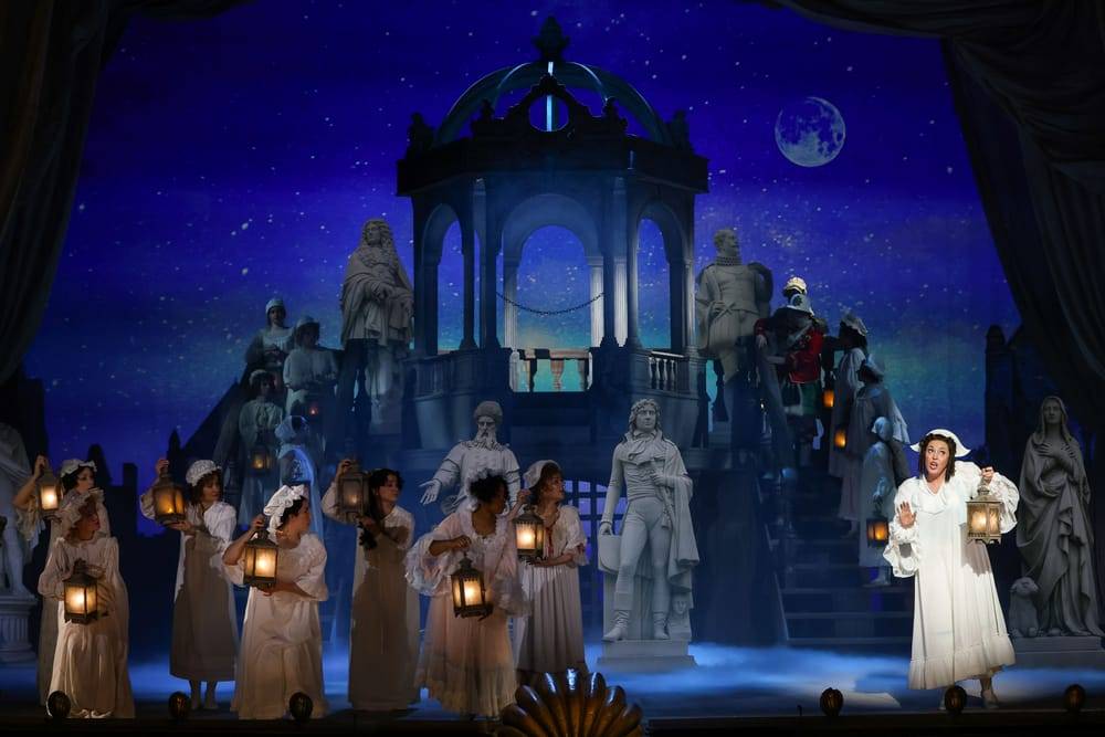 Camilla Aguilera Yáñez (Kate), Jaye Simmons (Edith), Nicole Chévalier (Mabel), Chor