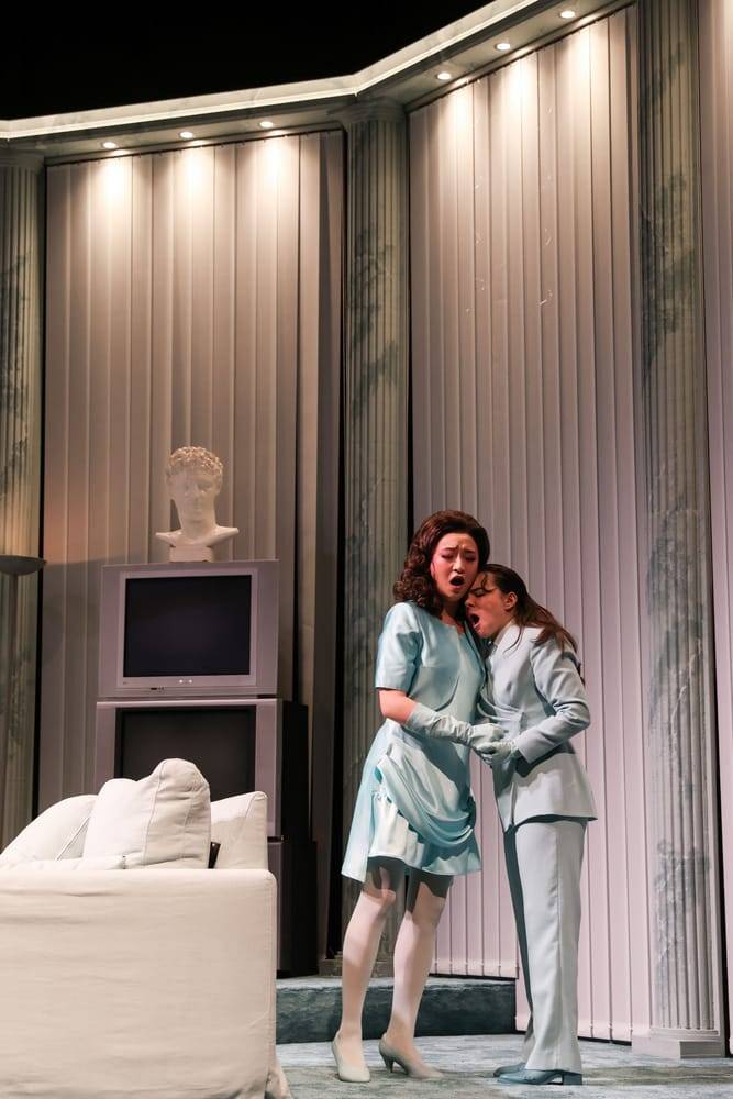 Chelsea Guo (Servilia), Aleksandra Dimić (Annio)