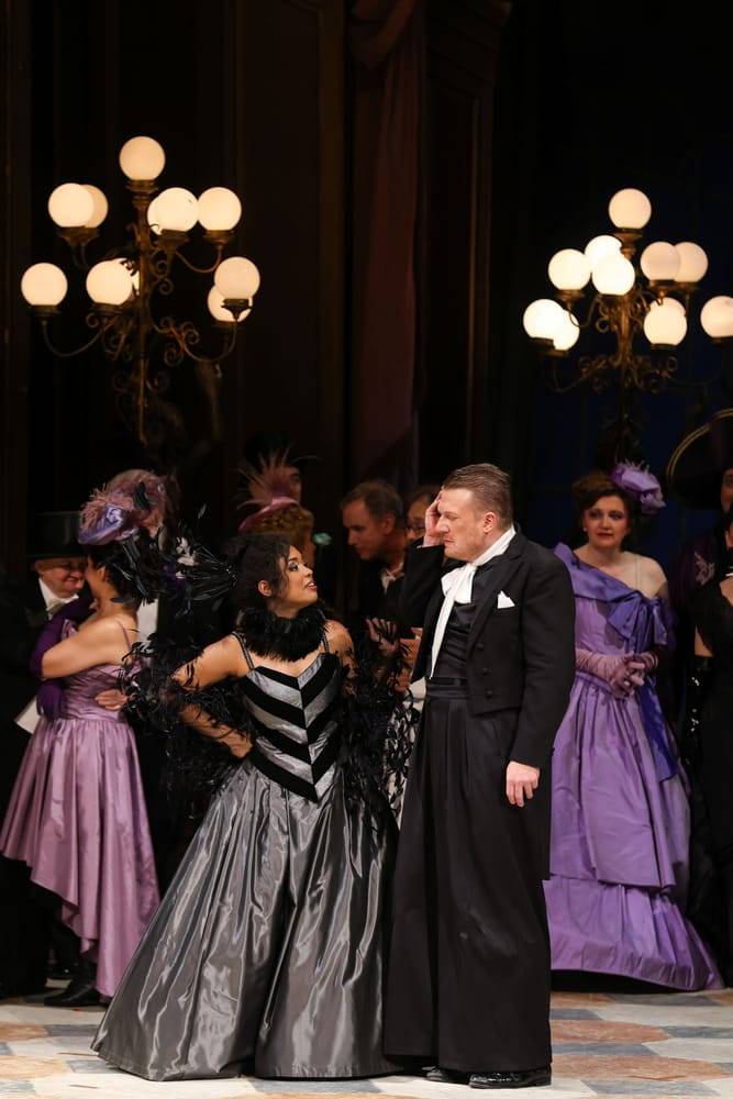 Jaye Simmons (Adele), Daniel Schmutzhard (Gabriel von Eisenstein), Chor der Volksoper Wien