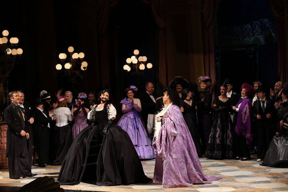 Thomas Oliemans (Dr. Falke), Daniel Schmutzhard (Gabriel von Eisenstein), Tom Neuwirth (Frosch), Katia Ledoux (Prinz Orlofsky), Chor der Volksoper Wien