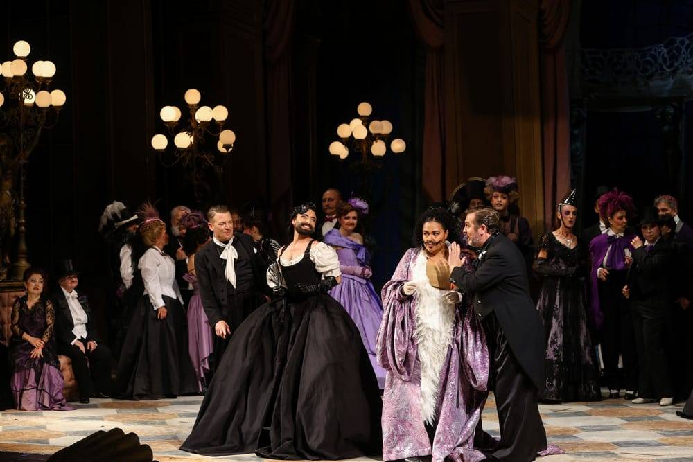 Daniel Schmutzhard (Gabriel von Eisenstein), Tom Neuwirth (Frosch), Katia Ledoux (Prinz Orlofsky), Thomas Oliemans (Dr. Falke), Chor der Volksoper Wien
