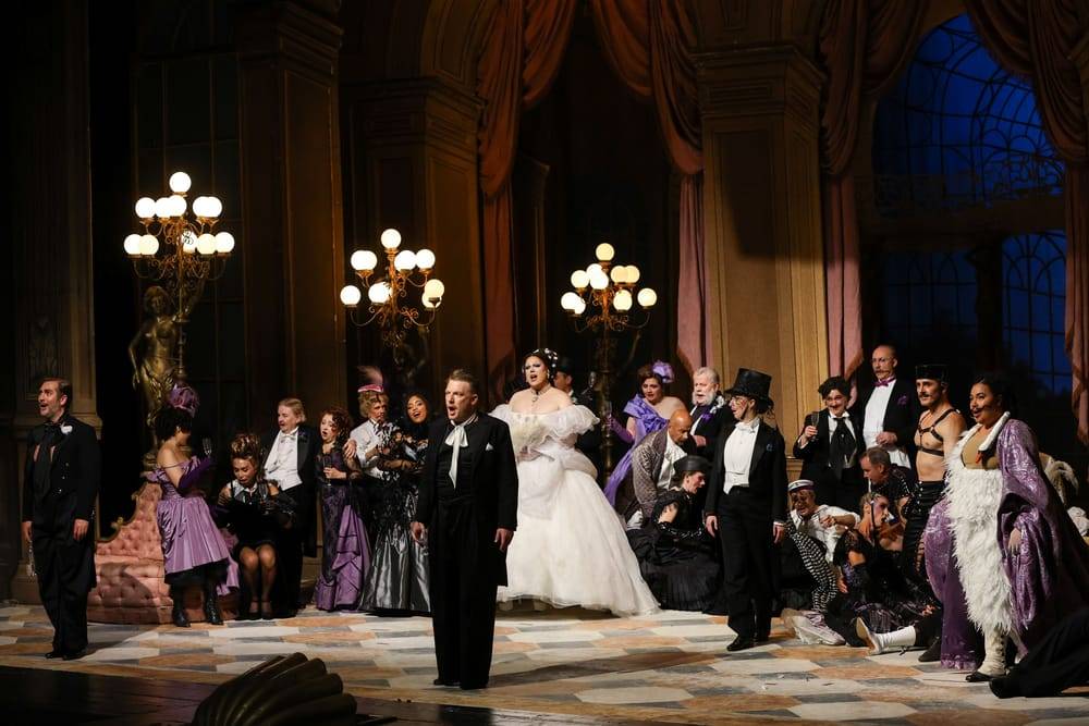 Thomas Oliemans (Dr. Falke), Daniel Schmutzhard (Gabriel von Eisenstein), Ryta Tale (Ida), Johanna Arrouas (Rosalinde), Katia Ledoux (Prinz Orlofsky), Wiener Staatsballett, Chor der Volksoper Wien