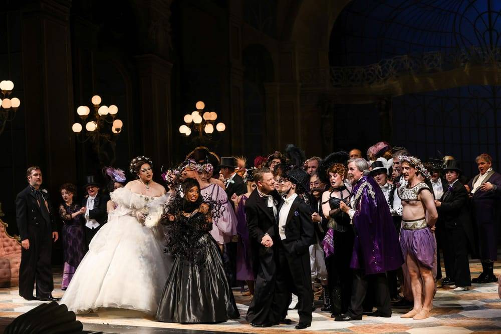 Thomas Oliemans (Dr. Falke), Ryta Tale (Ida), Jaye Simmons (Adele), Daniel Schmutzhard (Gabriel von Eisenstein), Johanna Arrouas (Rosalinde), Chor der Volksoper Wien, Wiener Staatsballett