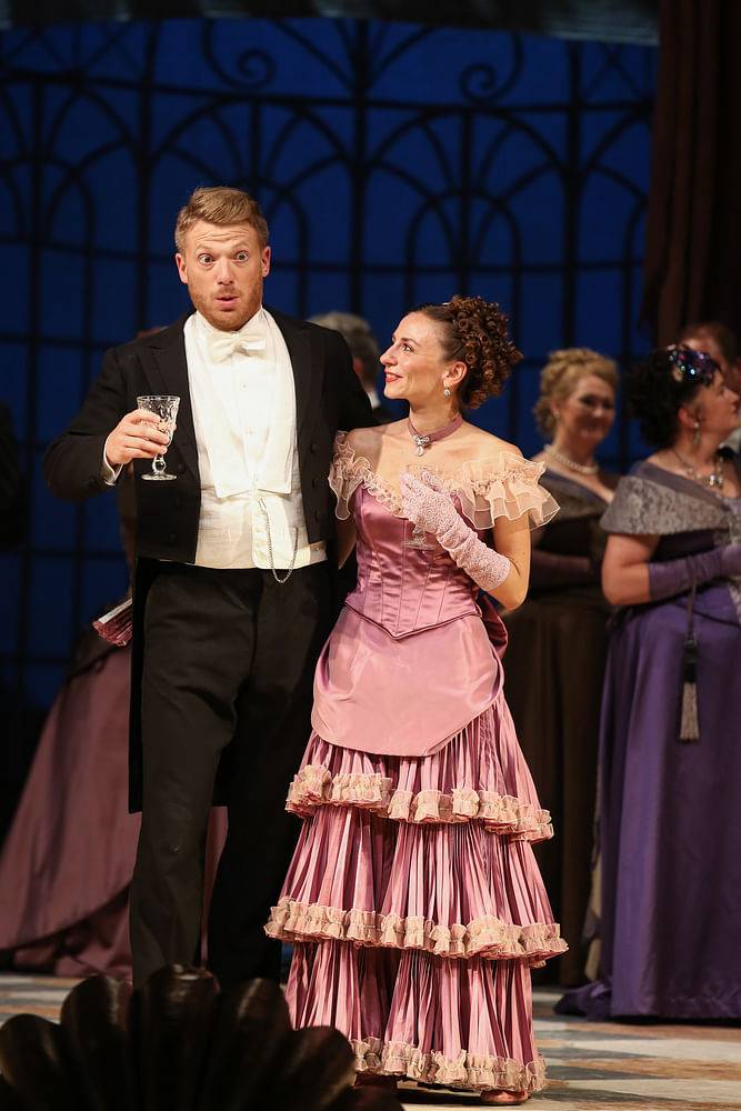 Julia Edtmeier (Ida), Daniel Schmutzhard (Falke), Chor