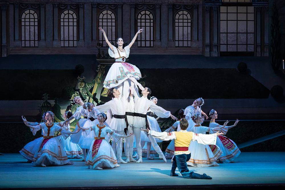 Maria Yakovleva, Denys Cherevychko & Ensemble © Wiener Staatsballett/Ashley Taylor