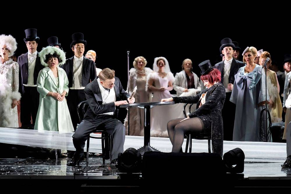 Daniel Schmutzhard (Edwin Ronald), Ursula Pfitzner (Sylva Varescu), Chor der Volksoper Wien - © Monika Rittershaus / Volksoper Wien Daniel Schmutzhard (Edwin Ronald), Ursula Pfitzner (Sylva Varescu), Chor der Volksoper Wien