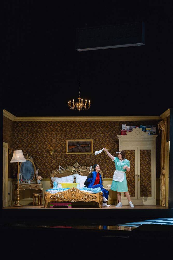 Annelie Sophie Müller (Cherubino), Lauren Urquhart (Susanna) - © Marco Sommer / Volksoper Wien Annelie Sophie Müller (Cherubino), Lauren Urquhart (Susanna)