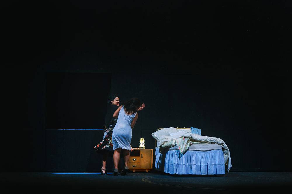 Myrthes Monteiro (Anita), Jaye Simmons (Maria) - © Marco Sommer / Volksoper Wien Myrthes Monteiro (Anita), Jaye Simmons (Maria)