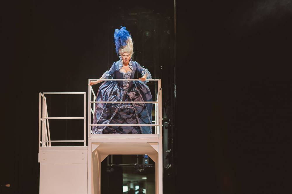 Ulrike Steinsky (Barbara, Delacquas Frau)