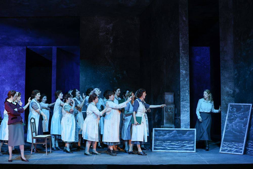 Stephanie Maitland (Mary, Sentas Amme), Anna Gabler (Senta), Damenchor der Volksoper Wien
