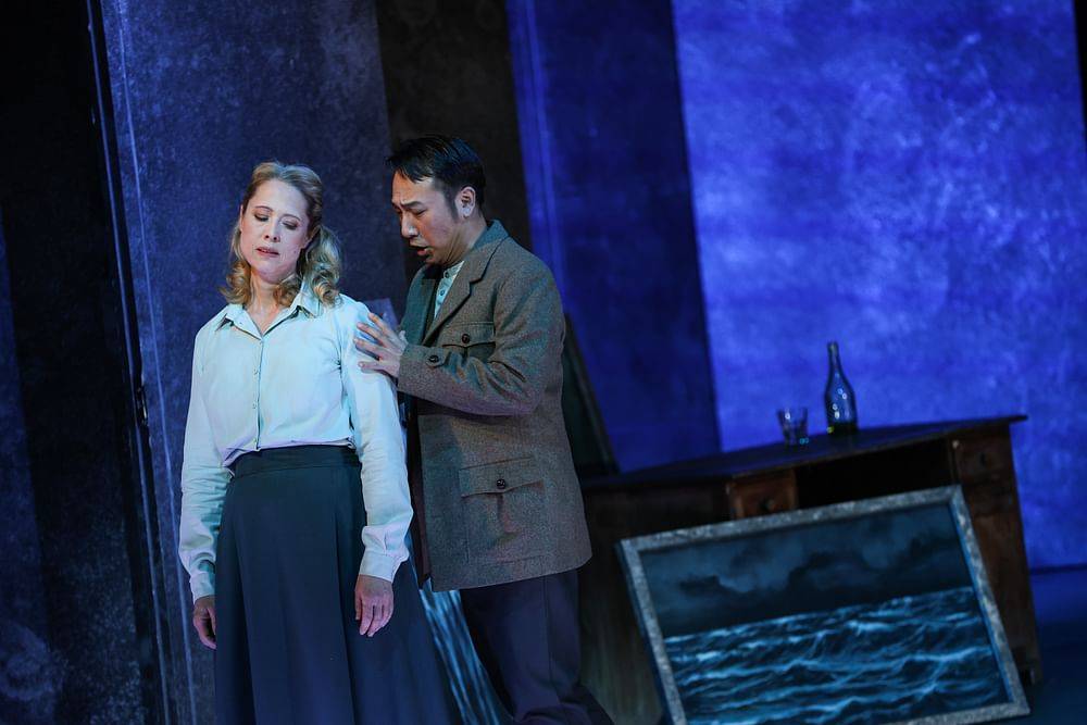 Anna Gabler (Senta), Jason Kim (Erik, ein Jäger)