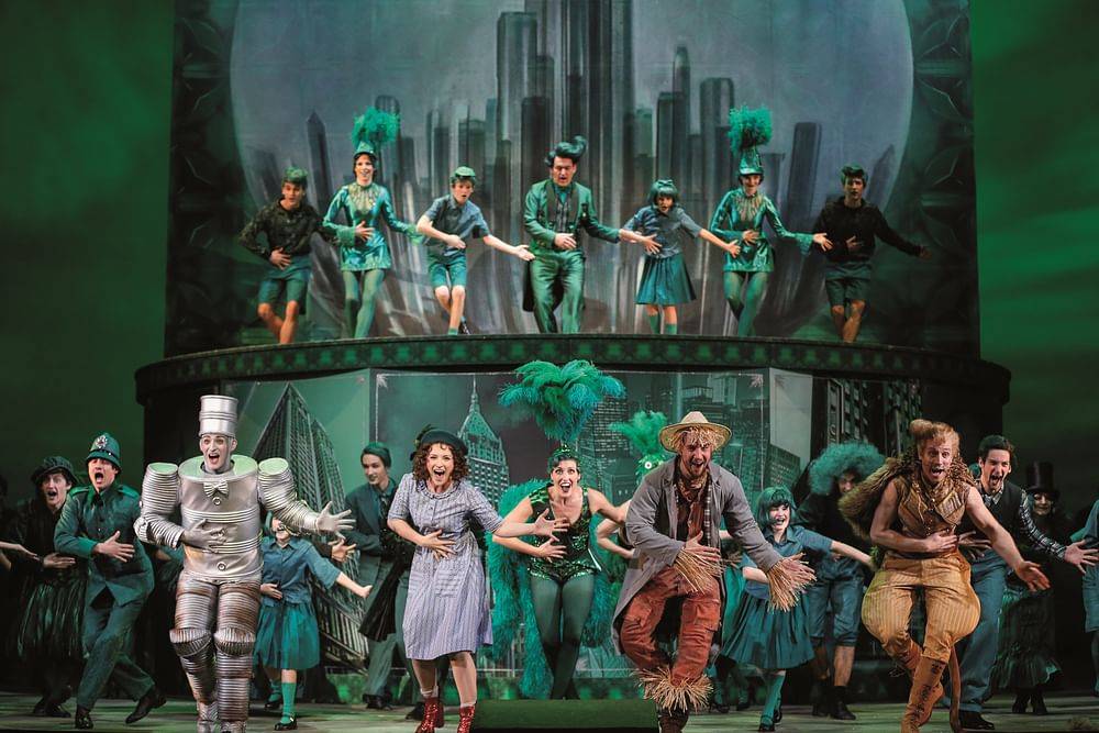 Oliver Liebl (Hickory/Der Blechmann), Franziska Kemna (Dorothy), Peter Lesiak (Hunk/Die Vogelscheuche), Martin Bermoser (Zeke/Der Löwe), Ensemble