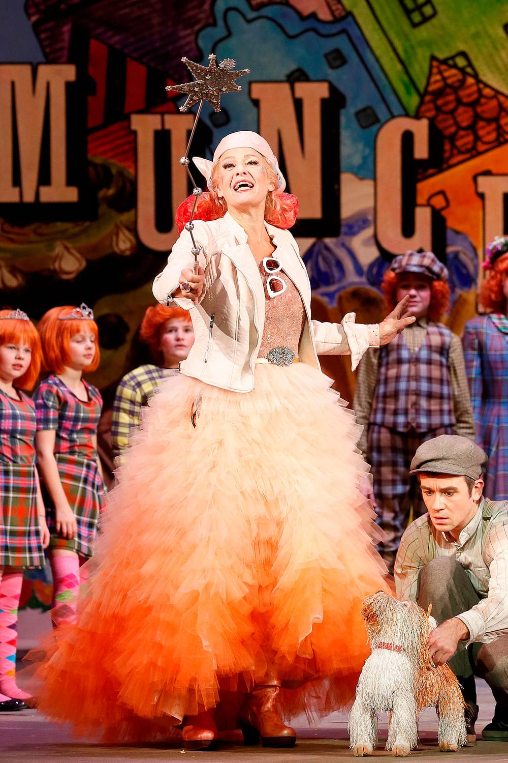 Regula Rosin (Tante Em/Glinda, die gute Hexe des Nordens), Daniel Jeroma (Toto), Kinderchor der Volksoper Wien