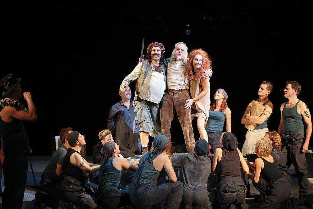 Boris Pfeifer (Sancho), Robert Meyer (Don Quixote), Patricia Nessy (Aldonza), Ensemble der Volksoper Wien