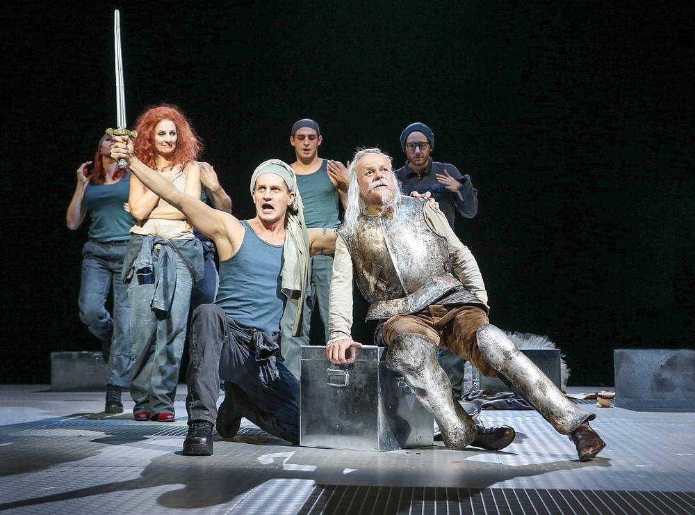 Patricia Nessy (Aldonza), Christian Graf (Wirt), Robert Meyer (Don Quixote), Ensemble der Volksoper Wien