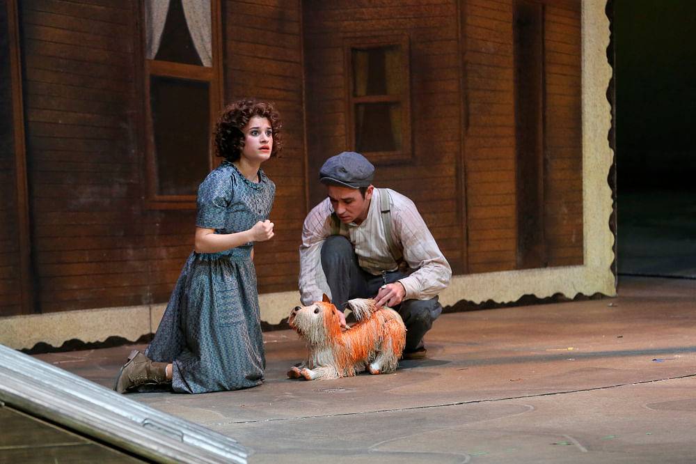Juliette Khalil (Dorothy), Daniel Jeroma (Toto), Ensemble