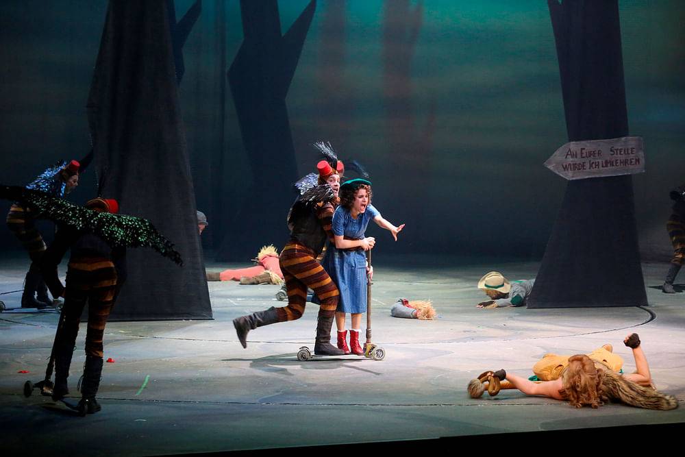 Juliette Khalil (Dorothy), Daniel Jeroma (Toto), Peter Lesiak (Hunk/Die Vogelscheuche), Martin Bermoser (Zeke/Der Löwe), Ensemble
