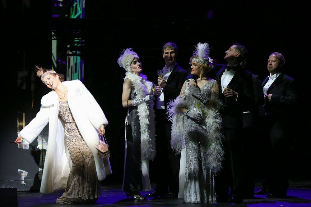 Sarah Schütz (Ruth Sherwood), Christian Graf (Trent Farraday), Chor der Volksoper Wien