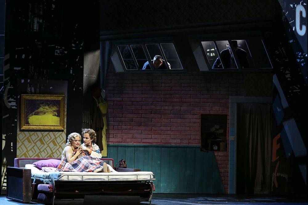 Olivia Delauré (Eileen Sherwood), Sarah Schütz (Ruth Sherwood)