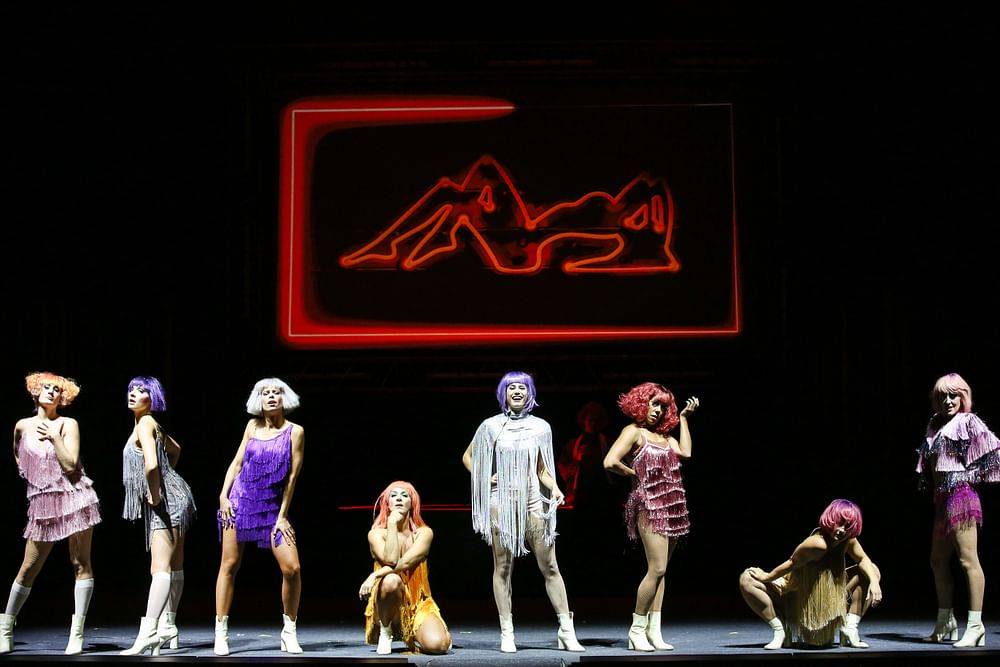Julia Koci (Nickie), Caroline Frank (Helene), Lisa Habermann (Charity Hope Valentine), Kudra Owens (Carmen), Musicalensemble